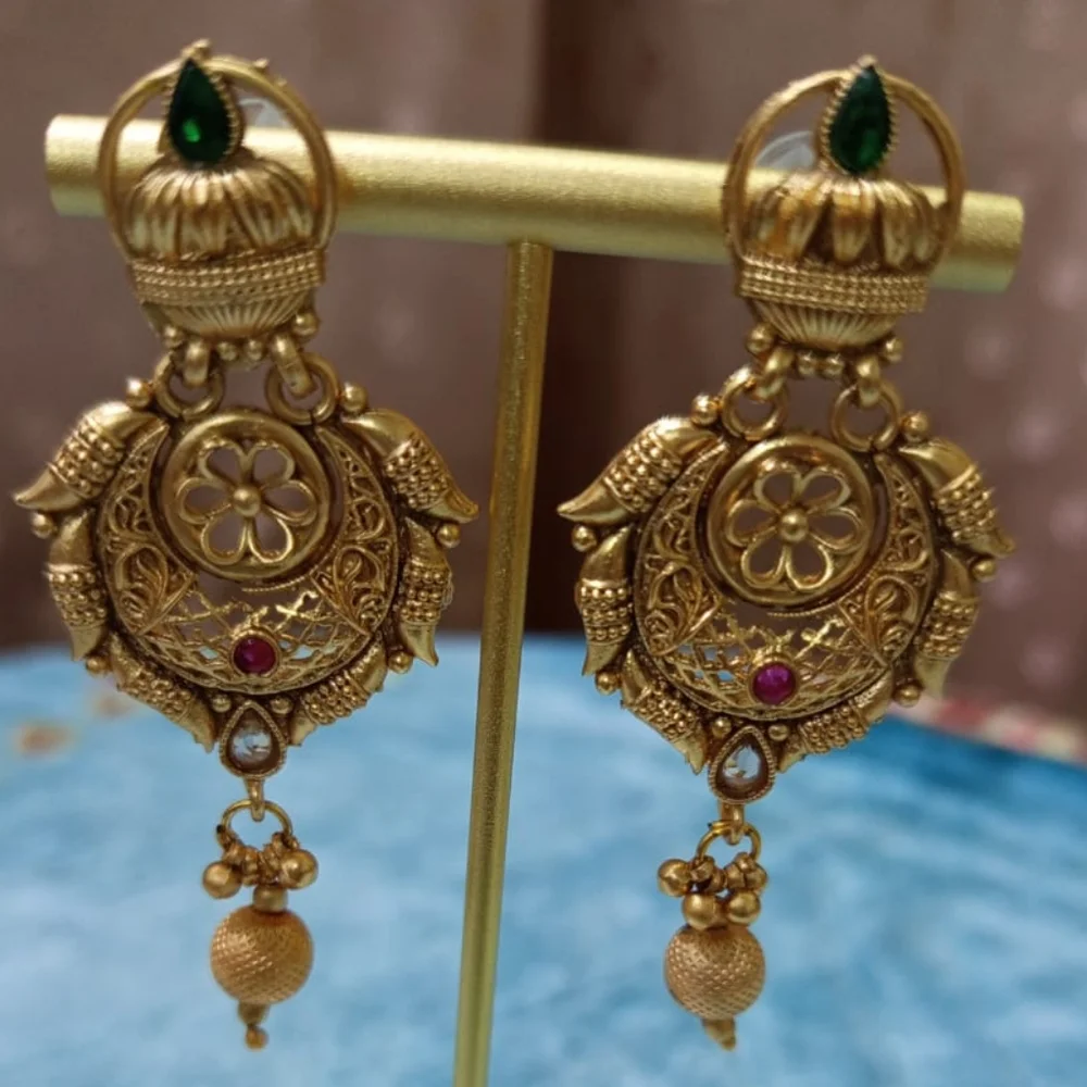 A sophisticated crown-shape like handmade Rajwari earrings - Picture 3 of 4